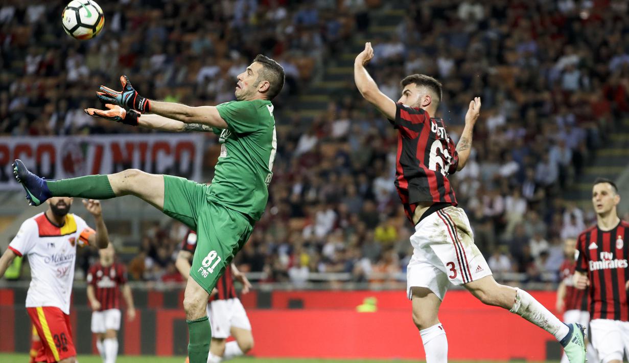 Kiper Benevento, Chistian Puggioni (kiri) menghalau bola dari sundulan pemain AC Milan, Patrick Cutrone pada laga Serie A di San Siro stadium, Milan, (21/4/2018). AC Milan kalah 0-1. (AP/Luca Bruno)