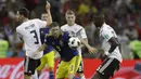 Striker Swedia, berusaha melewati kepungan pemain Jerman pada laga grup F Piala Dunia di Stadion Fisht, Sochi, Sabtu (23/6/2018). Jerman menang 2-1 atas Swedia. (AP/Michael Probst)