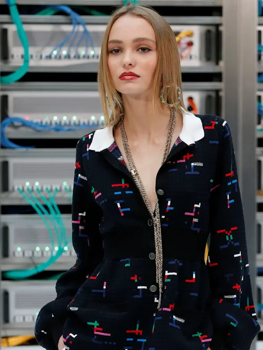 Lily-Rose Melody Depp tampil dengan busana simpel sebelum peragaan busana Spring/Summer koleksi Chanel 2017 pada Paris fashion Wekk, Prancis (4/10). Lily-Rose Melody tampil cantik dengan lipstik berwarna merah. (AFP Photo/François Guillot)