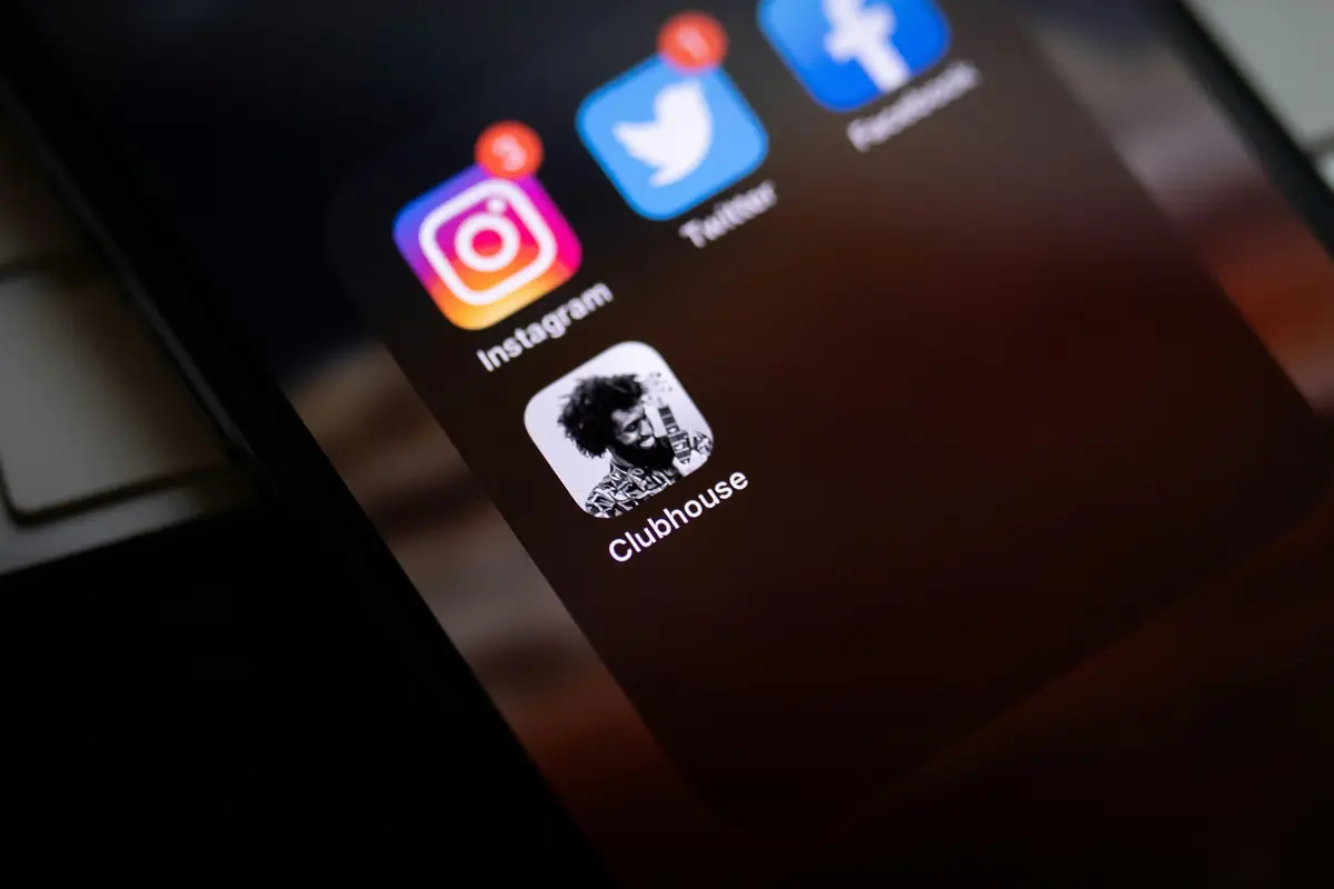 Hindari posting foto atau info yang terlalu real-time