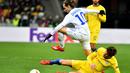 Marcos Alonso mencoba menghentikan Nichlas Shaparenko pada leg kedua, babak 16 besar Liga Europa yang berlangsung di Stadion Stamford Bridge, London, Jumat (15/3). Chelsea menang 5-0 atas Dynamo Kiev. (AFP/ Sergei Supinski)