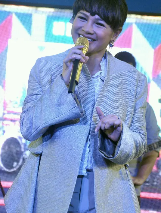 Setelah melahirkan bayi laki-laki, Anaku Askara Biru pada 7 Januari lalu, Andien mulai mengajak buah hatinya keluar rumah. Kawa nama panggilan anak pertama pasangan Andien dan Irfan Wahyudi alias Ipeh. (Galih W. Satria/Bintang.com)