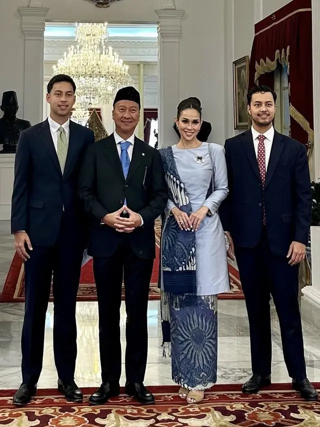 Istri Menteri Baru Kabinet Prabowo saat Pelantikan Suami.