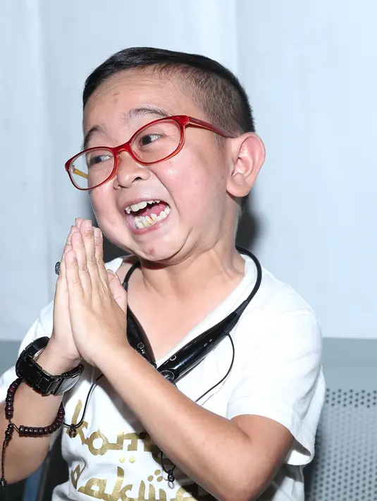 Daus Mini mengatakan tak baik jika terlalu cepat, begitu pula jika terlalu lama karena memang ia kini lebih berhati-hati lantaran takut mengulang kesalahan yang sama. Dikatakannya keluarga sang wanita ‘welcome’ kepada Daus. (Andy Masela/Bintang.com)