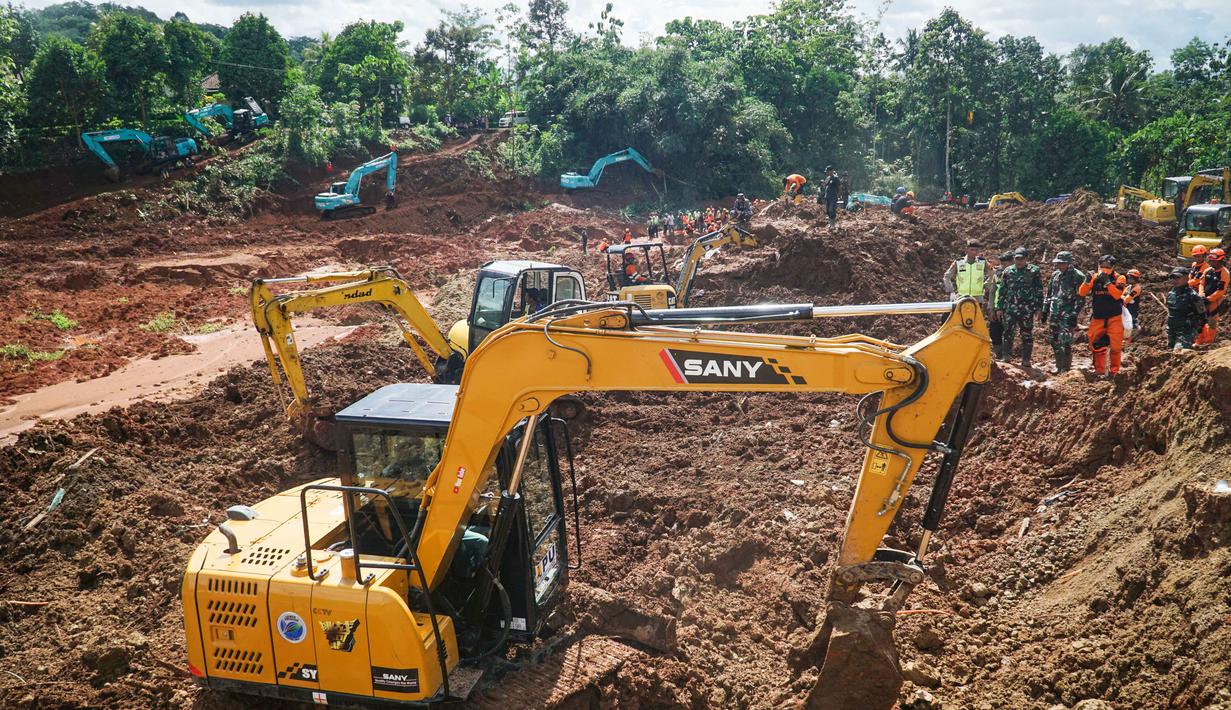 Data terkini per 17 November 2025 menunjukkan perkembangan jumlah korban secara keseluruhan. Total 16 korban telah ditemukan dalam kondisi meninggal dunia, sementara 7 lainnya masih dalam proses pencarian. Tampak dalam foto, tim penyelamat mencari korban setelah longsor menimbun beberapa rumah di Desa Cibeunying, Kabupaten Cilacap, Jawa Tengah, pada Senin 17 November 2025. (Bakhtiar RAHMAN/AFP)