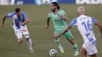 Pemain Real Madrid Isco (tengah) menggiring bola melewati pemain Leganes Miguel Angel Guerrero dan Roberto Rosales pada pertandingan La Liga di Stadion Butarque, Leganes, Madrid, Spanyol, Minggu (19/7/2020). Pertandingan berakhir dengan skor 2-2. (AP Photo/Bernat Armangue)