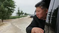 Kim Jong Un melintasi banjir di Korea Utara. (Rodong Sinmun)