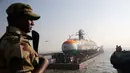 Seorang petugas keamanan berjaga-jaga saat peluncuran kapal selam kelas ketiga Scorpene Karanj di Mumbai, India, Rabu (31/1). Karanj ditugaskan di Angkatan Laut India pada 4 September 1969 dan pensiun pada 1 Agustus 2003. (AP Photo/Rafiq Maqbool)