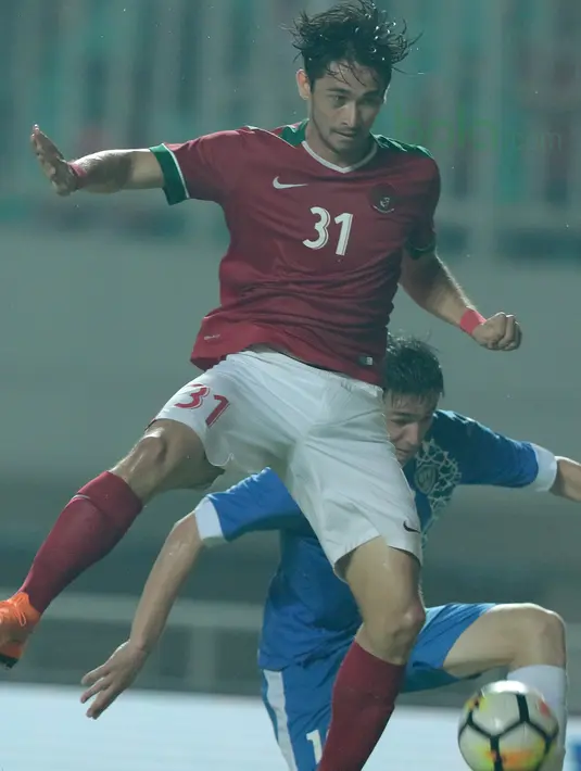 Aksi pemain timnas Indonesia U-23, Gavin Kwan saat duel dengan pemain Uzbekistan pada laga PSSI Anniversary Cup 2018 di Stadion Pakansari, Bogor, (03/5/2018). Indonesia U-23 bermain imbang 0-0. (Bola.com/Nick Hanoatubun)