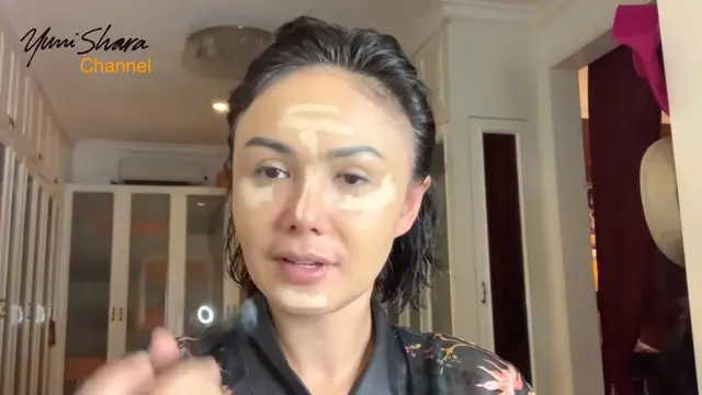 Sudah Kelihatan Uban, Ini 7 Momen Yuni Shara Beri Tips Makeup