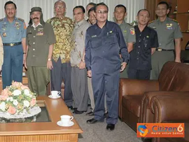 Citizen6, Jakarta: Panglima TNI berfoto bersama pengurus PETA, Mabes TNI, Jumat(18/3).