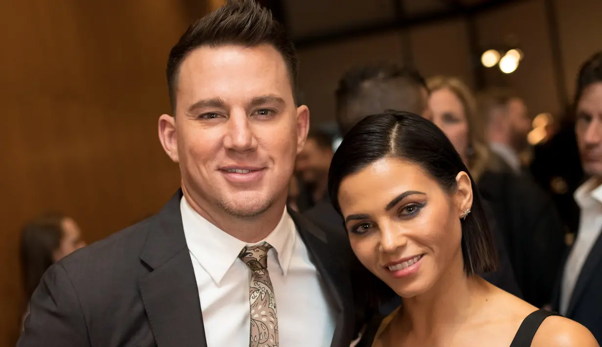 "Cinta adalah perjalanan indah yang membuat kami berbeda tujuan untuk saat ini." (Life & Style)