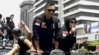 Agus Yudhoyono sempat menyapa warga Jakarta dengan berdiri di atas mobil.