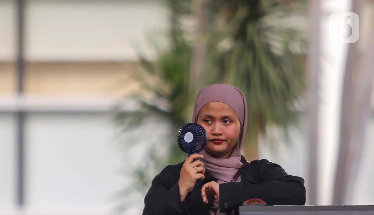 Ketua Tim Bidang Geofisika Potensial BMKG Syrojudin mengimbau para pilot pesawat tanpa awak (drone) di seluruh Indonesia untuk tidak mengoperasikan selama akhir pekan ini. Badai kuat matahari berpotensi menghilangkan kendali drone serta akurasi posisi berbasis satelit seperti GPS juga akan menurun. (Liputan6.com/Angga Yuniar)