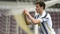 Penyerang Juventus, Federico Chiesa, melakukan selebrasi usai mencetak gol ke gawang Torino pada laga Serie A di Stadion Olympic, Turin, Minggu (4/4/2021). Kedua tim bermain imbang 2-2. (Marco Alpozzi/LaPresse via AP)