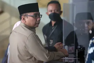 Juru Bicara KPK, Budi Prasetyo, memastikan pemanggilan Yaqut Cholil Qoumas masih sebagai saksi terkait kasus tersebut. Tampak dalam foto, mantan Menteri Agama, Yaqut Cholil Qoumas (kiri) saat tiba untuk menjalani pemeriksaan di Gedung Merah Putih Komisi Pemberantasan Korupsi (KPK), Selasa (16/12/2025). (Liputan6.com/Helmi Fithriansyah)