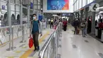 Calon penumpang kereta api jarak jauh berjalan di area Stasiun Senen Jakarta, Kamis (24/12/2020). Selain Stasiun Gambir, Stasiun Pasar Senen menjadi salah satu stasiun yang mulai ramai didatangi calon penumpang kereta api jarak jauh pada masa libur Natal 2020. (Liputan6.com/Helmi Fithriansyah)