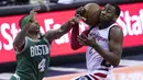 Pebasket Washington Wizards, John Wall, berebut bola dengan pebasket Boston Celtics, Isaiah Thomas pada Gim 4 semifinal Wilayah Timur di Verizon Center, Washington, Minggu (7/5/2017). Washington Wizard menang 121-102.(EPA/Shawn Thew)