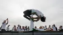 Para peserta melakukan yoga untuk memperingati Hari Yoga Internasional yang jatuh pada 21 Juni di sebuah taman di Yangon, Myanmar, Kamis (21/6). (AFP PHOTO/Ye Aung THU)