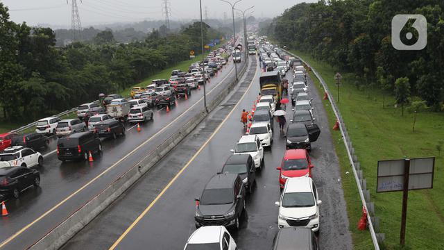 Kendaraan Menuju Puncak Terjebak Buka Tutup Arus