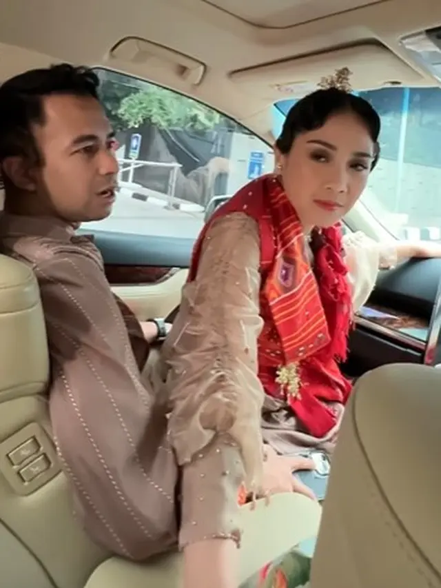 Raffi Ahmad pangku Nagita Slavina (Instagram/mrsayudewi)