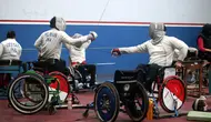Atlet anggar kursi roda Indonesia menjalani pelatnas di Solo, Jawa Tengah, Sabtu (22/9/2018). (Bola.com/Ronald Seger Prabowo)