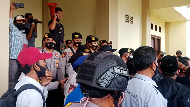 Demo Tolak Omnibus Law di DPRD Dompu Ricuh