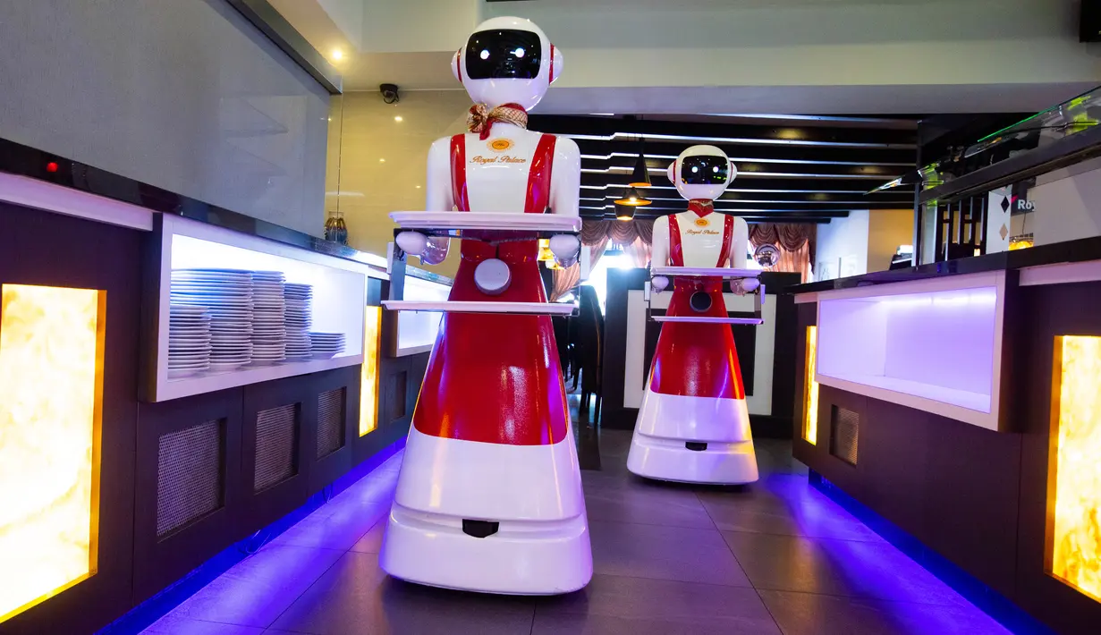 Robot pengganti pelayan sebagai bagian dari uji coba langkah-langkah aturan jaga jarak di restoran keluarga Royal Palace, Belanda, 27 Mei 2020. Robot ini bertugas menyapa pelanggan, menyajikan makanan dan minuman dan mengembalikan alat makan. (AP/Peter Dejong)