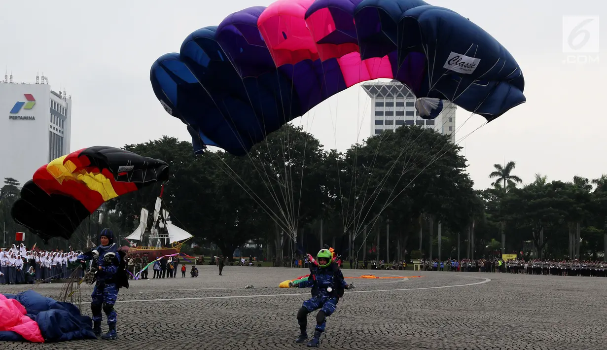 Penerjun wanita dari TNI mendarat saat memeriahkan apel peringatan Hari Kartini 2018 di Silang Monas, Jakarta, Rabu (25/4). Sebanyak 721 personel gabungan prajurit wanita TNI dan Polri beratraksi di hadapan Presiden Jokowi. (Liputan6.com/Johan Tallo)