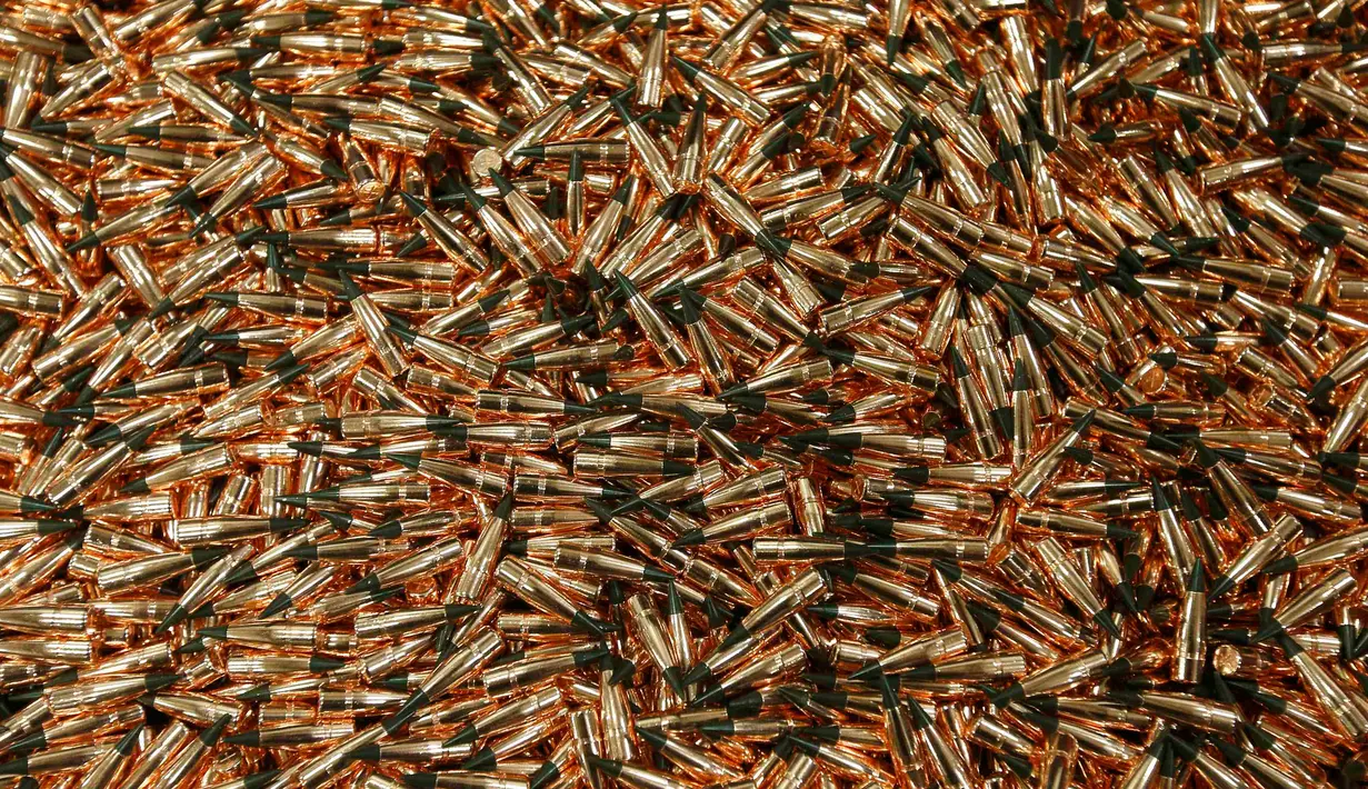 Ribuan peluru tipe 300 AAC Blackout di Pabrik peluru Barnes Bullets, Utah, Amerika Serikat, Rabu (6/1). (REUTERS/George Frey)