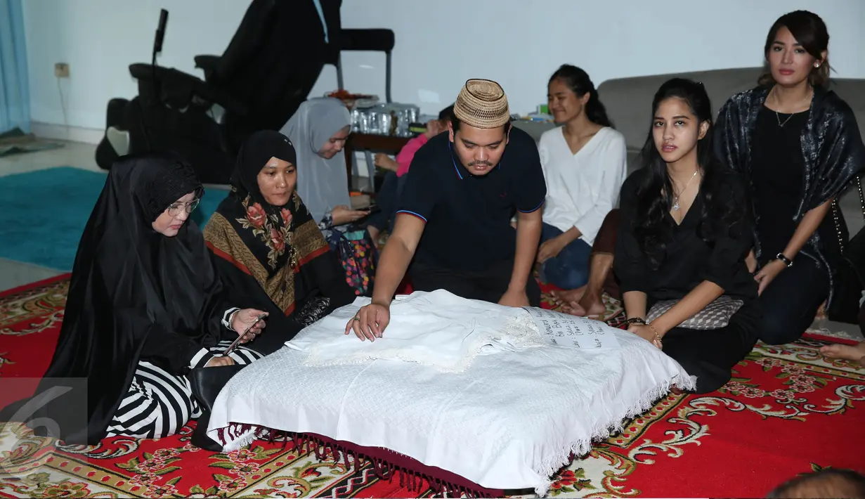 Indra Bekti duduk di samping jenazah anak ketiganya, Kenward Athar Indrabekti saat disemayamkan di rumah duka kawasan Radio Dalam, Jakarta, Rabu (1/2). Anak ketiga Indra Bekti itu meninggal beberapa menit setelah dilahirkan. (Liputan6.com/Herman Zakharia)
