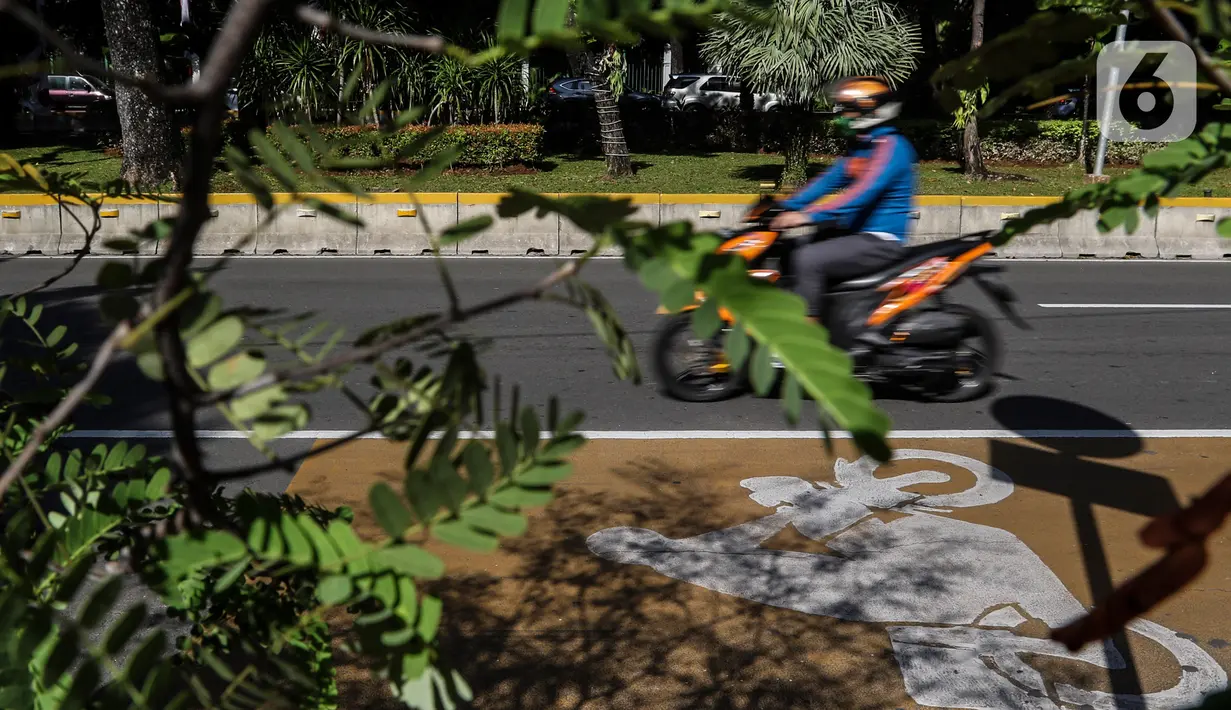 Kendaraan Roda dua melintasi Jalur Khusus Sepeda Motor dijalan Medan Merdeka Barat, Jakarta, Jumat (21/8/2020). Dalam pergub tersebut  Pemprov DKI Jakarta mengatur kendaraan yang diperkenankan melintas di wilayah ganjil genap. (Liputan6.com/Johan Tallo)