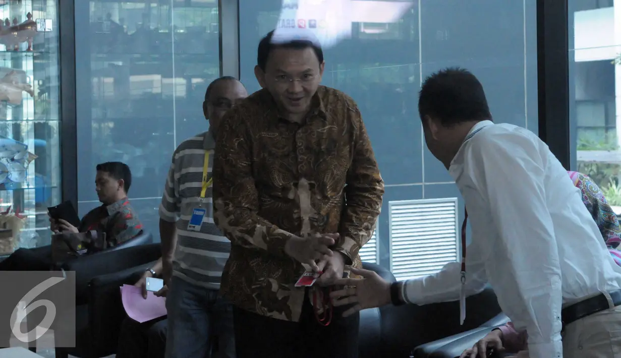 Gubernur DKI Jakarta Basuki T Purnama saat berada di dalam gedung KPK, Jakarta, Selasa (10/5). Ahok diperiksa sebagai saksi dalam penyidikan perkara dugaan tindak pidana terkait pembahasan Raperda Pantai Utara Jakarta. (Liputan6.com/Helmi Afandi)