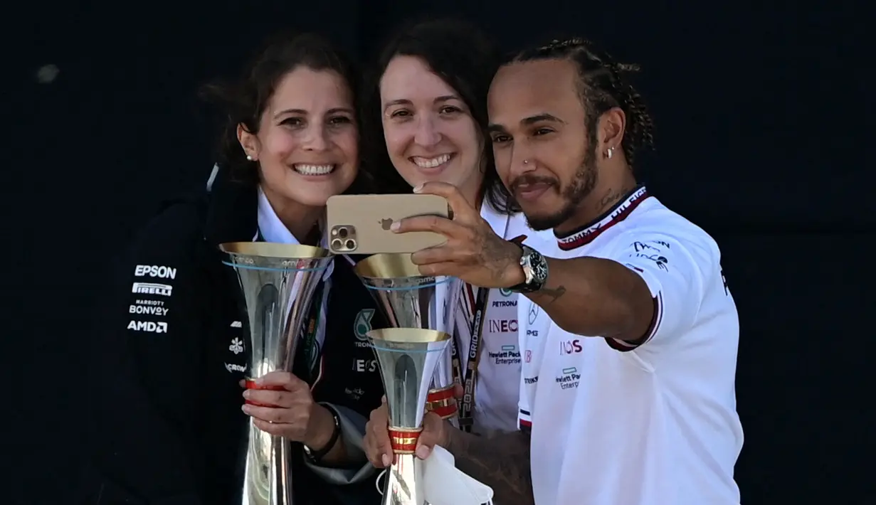 Bagi Lewis Hamilton, kemenangan ini memperkukuh posisinya di puncak klasemen sementara F1 2021. Ini menjadi kemenangan ketiga baginya pada musim ini, atau yang kelima beruntun di Barcelona. (Foto: AFP/Javier Soriano)