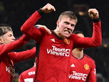 Selebrasi pemain MU setelah Rasmus Hojlund mencetak gol perdananya di Liga Inggris ke gawang Aston Villa dalam pertandingan pekan ke-19 Liga Inggris 2023/2024 yang berlangsung di Old Trafford, Rabu (27/12/2023). (AFP/Oli Scarff)