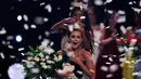 Ekspresi Miss Virginia Camille Schrier saat dinobatkan sebagai Miss America 2020 di kasino Mohegan Sun, Uncasville, Connecticut, Amerika Serikat, Kamis (19/12/2019). Camille Schrier dipakaikan mahkota oleh Miss America 2019  Nia Franklin. (AP Photo/Charles Krupa)