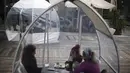 Sejumlah orang menyantap makanan di sebuah dining bubble, instalasi tempat makan berbentuk gelembung, di luar ruangan di Yerusalem pada 26 November 2020. Tempat makan di luar ruangan menjadi langkah yang diadopsi secara luas oleh banyak restoran untuk mengatasi pandemi COVID-19 (Xinhua/Muammar Awad)
