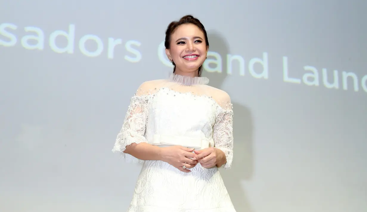 Kebiasaan tertawa Rossa yang sangat lepas itu diakuinya sudah terjadi sejak ia masih kanak-kanak. Jadi sepertinya mantan istri Yoyo Padi ini tak akan mengubahnya. (Nurwahyunan/Bintang.com)