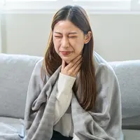 Ilustrasi perempuan mengalami sakit radang tenggorokan. (Shutterstock/Kmpzzz)
