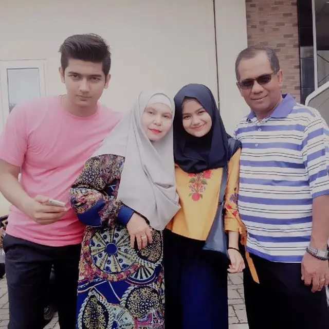 Momen Kebersamaan Teuku Ryan Suami Ria Ricis dan Sang Ibu