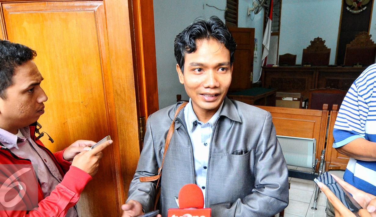Kuasa hukum mantan Gubernur Papua Barnabas  Suebu, Wahyudi menjawab pertanyaan wartawan usai putusan sidang praperadilan di PN Jakarta Selatan, Selasa (7/7/2015). (Liputan6.com/Yoppy Renato)