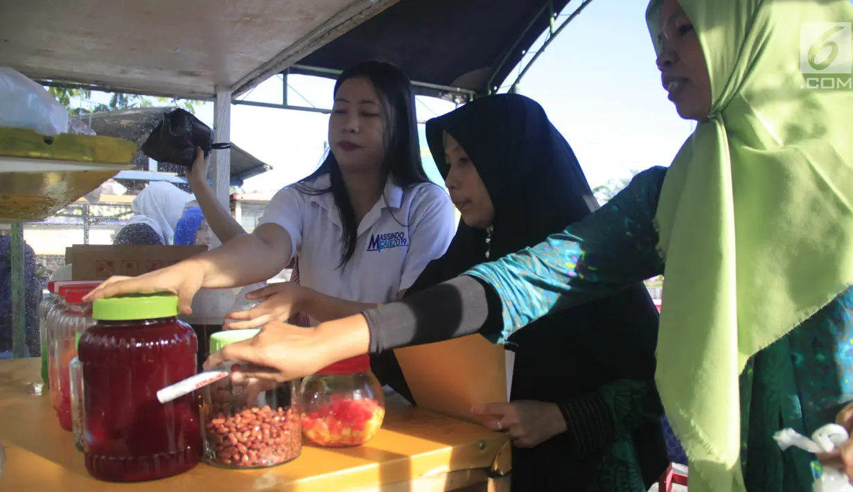 Petugas BPOM Gorontalo memeriksa makanan berbuka puasa atau takjil saat melakukan inspeksi di sejumlah tempat di Kabupaten Gorontalo, Selasa (14/5/2019). BPOM Gorontalo melakukan pemeriksaan terhadap 23 sampel makanan. (Liputan6.com/Arfandi Ibrahim)