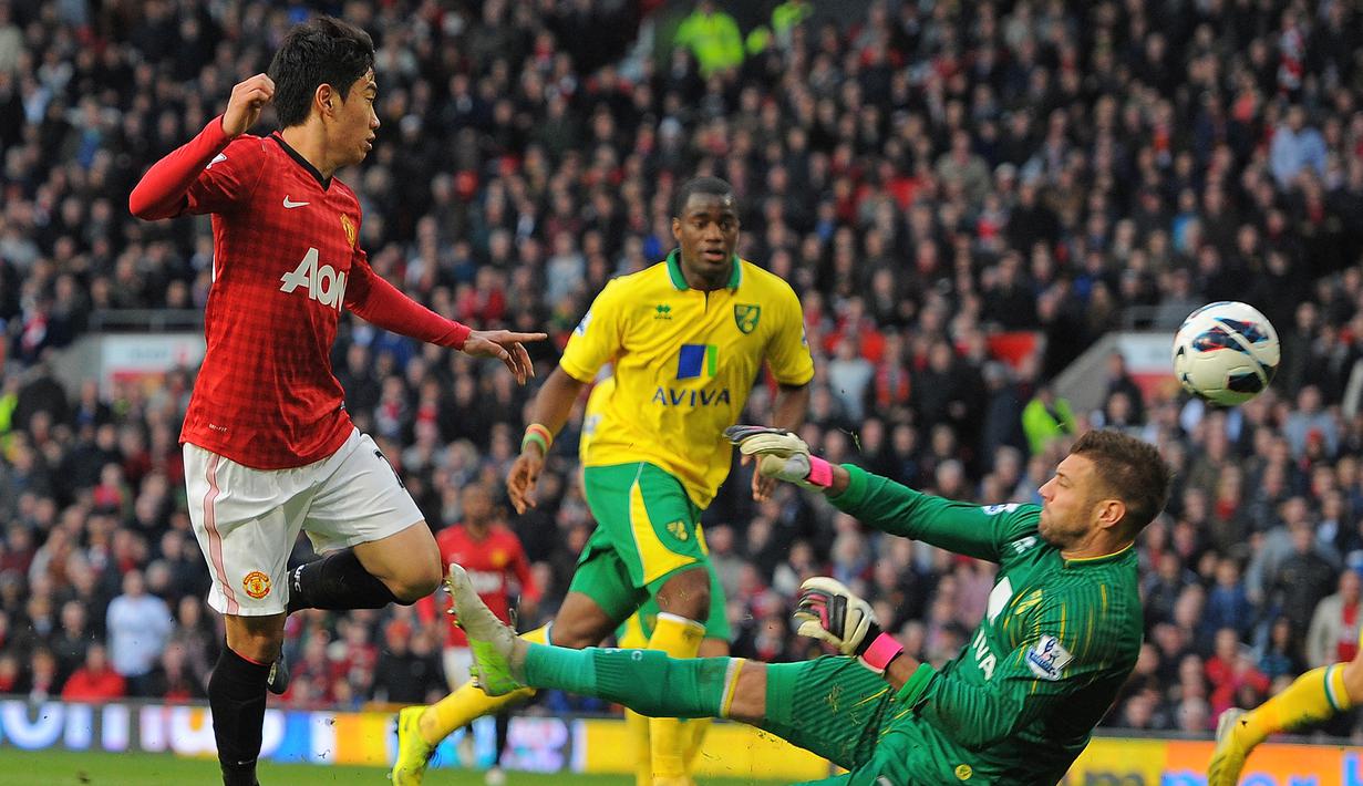 Shinji Kagawa bertahan selama dua musim bersama MU dengan total tampil dalam 57 laga di semua ajang dengan torehan 6 gol dan 10 assist. Ia juga menjadi pemain Asia pertama yang mampu mencetak hattrick di Liga Inggris. Momen itu terjadi saat Manchester United menang 4-0 atas Norwich City di pekan ke-28 Liga Inggris 2012/2013 (2/3/2013). (AFP/Andrew Yates)