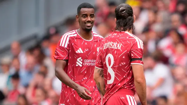 Pemain Liverpool Alexander Isak (kiri) merayakan gol bersama rekan satu timnya Dominik Szoboszlai
