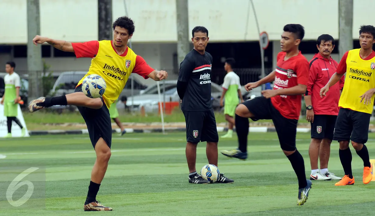 Gelandang Bali United, Lucas Garcia Benetao (kiri) berusaha mengontrol bola saat latihan di Lapangan Pertamina, Jakarta, Rabu (6/4/2016). Kandas di Piala Bhayangkara 2016, Bali United bersiap mengikuti Trofeo Persija. (Liputan6.com/Helmi Fithriansyah)