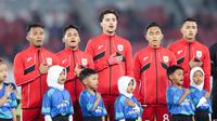 Brandon Marsel Scheunemann (tengah) bersama para pemain Timnas Indonesia U-23 menyanyikan lagu Indonesia Raya dalam laga Grup A Piala AFF U-23 2025 melawan Brunei di Stadion Utama Gelora Bung Karno (SUGBK), Senayan, Jakarta, Selasa (15/07/2025). (Bola.com/M Iqbal Ichsan)
