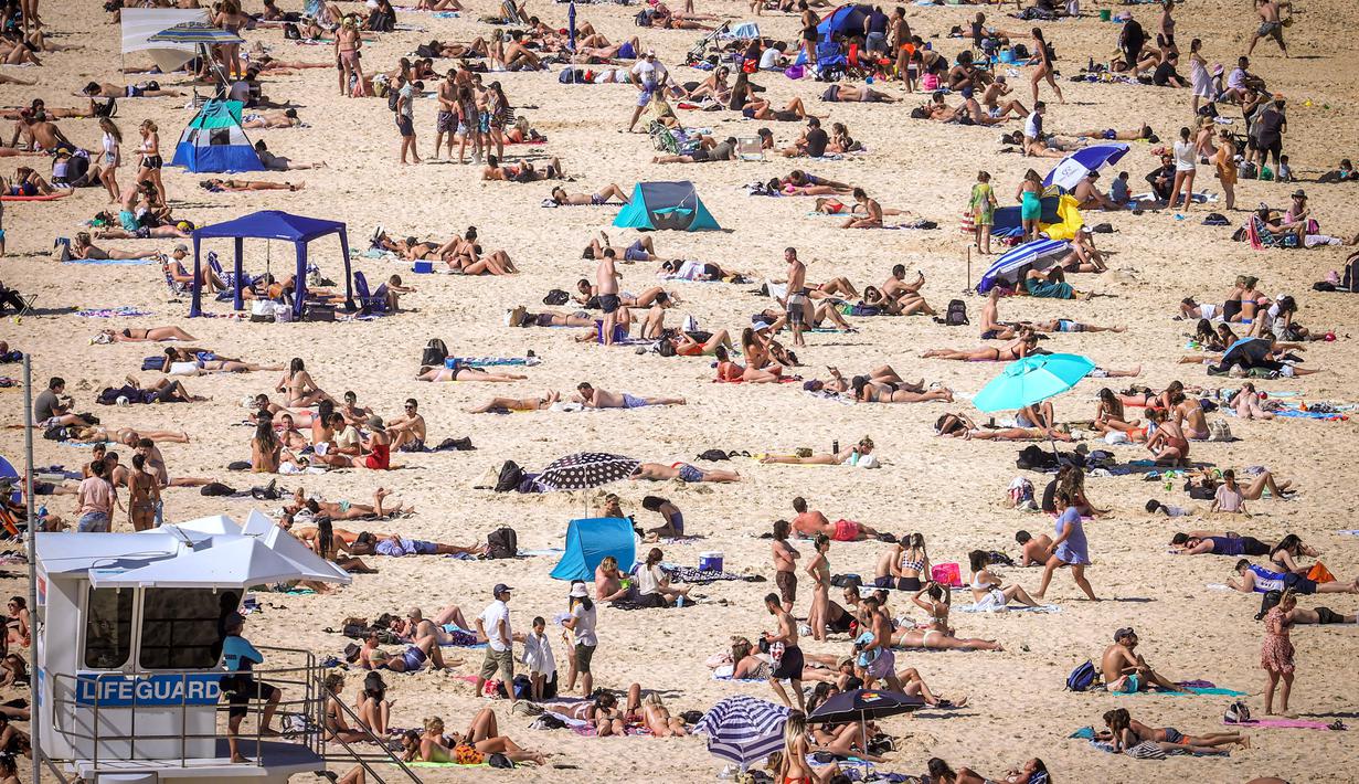 FOTO: Kerumuman Pengunjung Asyik Berjemur di Pantai Bondi ...