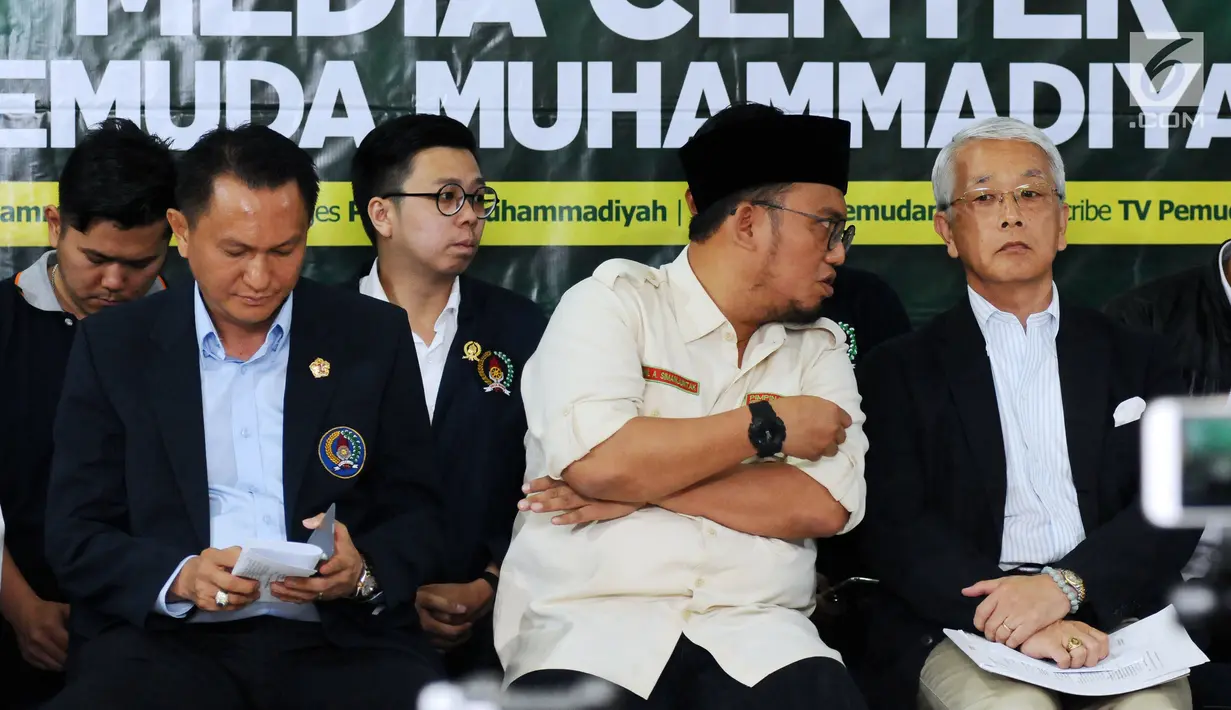 Ketum PP Pemuda Muhammadiyah, Dahnil Anzar Simanjuntak (kedua kanan) berbincang dengan tokoh pemuda lintas agama saat memberi keterangan di Jakarta, Selasa (5/9). Mereka mengeluarkan pernyataan sikap terkait Rohingya . (Liputan6.com/Helmi Fithriansyah)