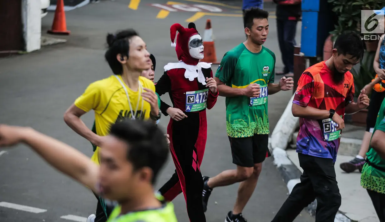 Peserta mengenakan kostum unik saat mengikuti lomba lari Milo Jakarta International 10K di kawasan Rasuna Epicentrum, Jakarta, Minggu (14/7/2019). Lomba ini digelar sebagai bagian dari perayaan Hari Ulang Tahun (HUT)  ke-492 DKI Jakarta. (Liputan6.com/Faizal Fanani)