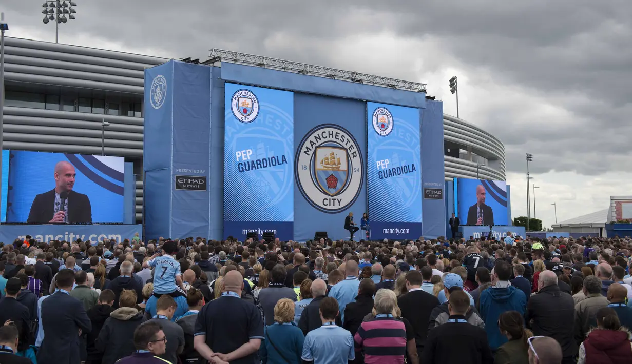 Ratusan fans memadati areal perkenalan Pep Guardiola dan pemain muda Manchester City di City Football Academy, Manchester, (3/7/2016). (AFP/Oli Scarf)